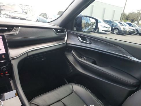 Used 2025 Jeep Grand Cherokee Limited w/ Luxury Tech Group II image 12