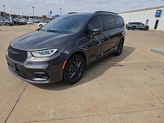 Used 2021 Chrysler Pacifica Limited w/ Uconnect Theater Family Group video 1