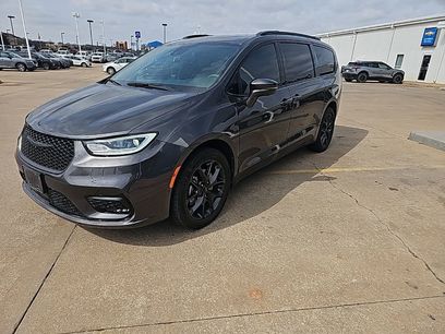 Used 2021 Chrysler Pacifica Limited w/ Uconnect Theater Family Group