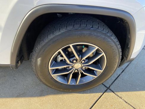 Used 2018 Jeep Grand Cherokee Limited image 31