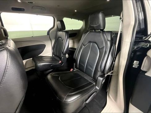 Used 2022 Chrysler Pacifica Touring-L image 25
