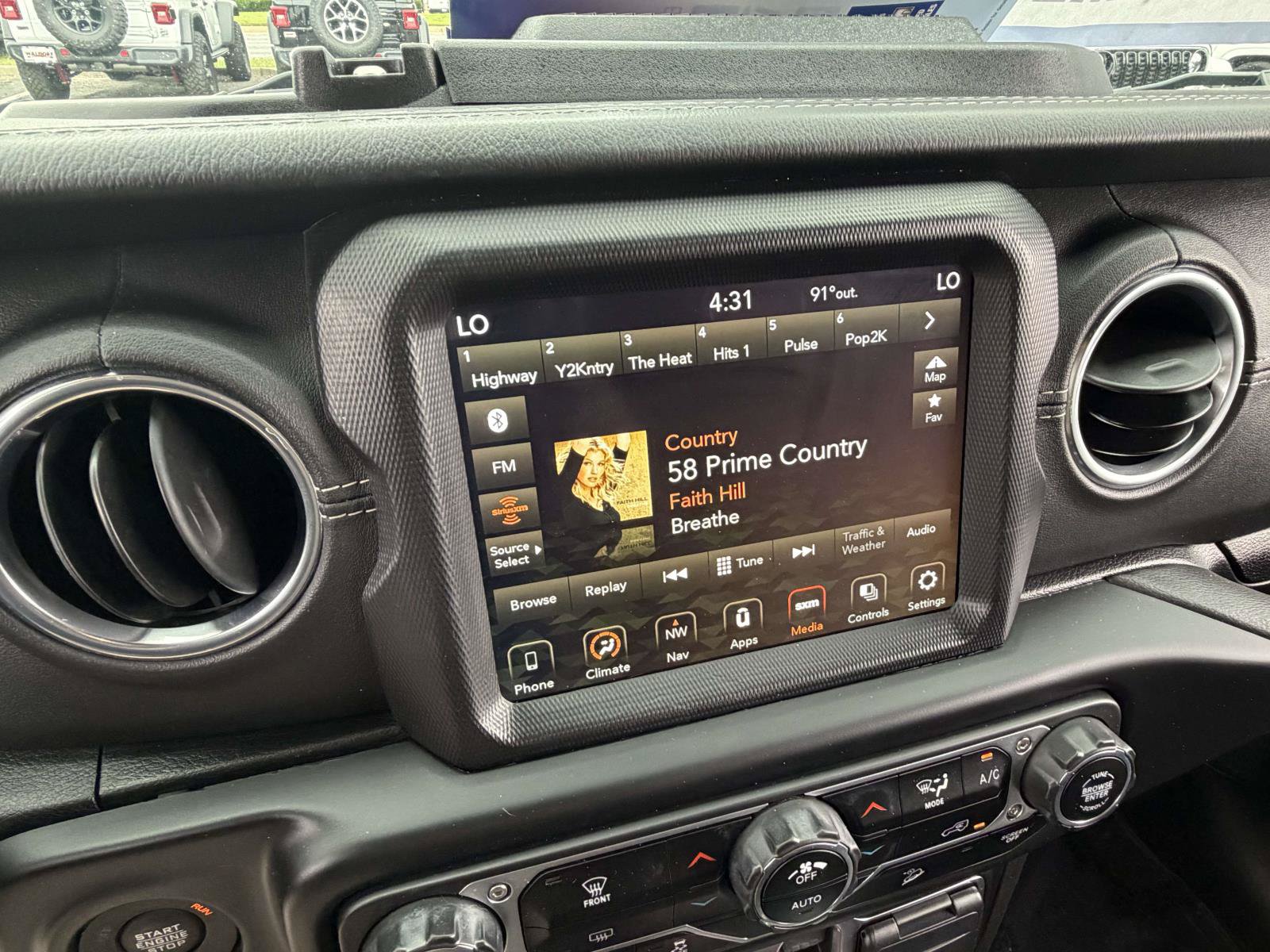 Used 2021 Jeep Wrangler Unlimited Sahara AWD/4WD image 10