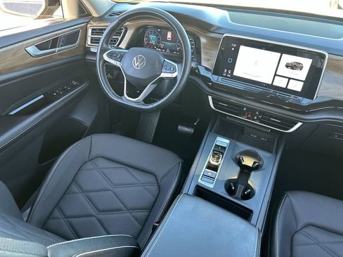 Used 2025 Volkswagen Atlas SE AWD/4WD image 11
