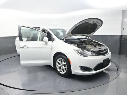 Used 2018 Chrysler Pacifica Touring Plus w/ Tire & Wheel Group FWD image 37