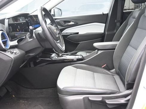 Used 2025 Chevrolet Trax LT w/ LT Convenience Package FWD image 12