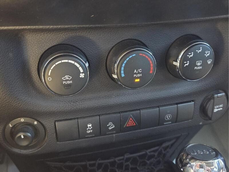 Used 2015 Jeep Wrangler Unlimited Rubicon w/ Connectivity Group AWD/4WD image 25