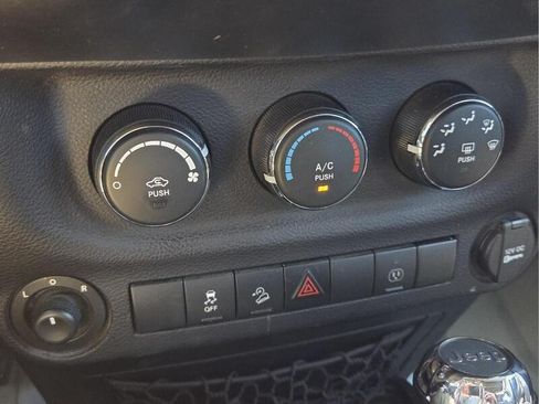 Used 2015 Jeep Wrangler Unlimited Rubicon w/ Connectivity Group AWD/4WD image 25