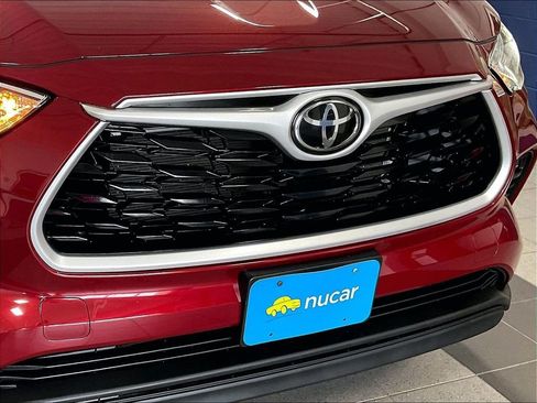 Used 2022 Toyota Highlander XLE AWD/4WD image 32