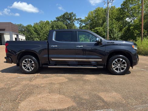 Used 2023 Chevrolet Silverado 1500 High Country w/ Technology Package AWD/4WD image 3