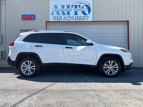 Used 2015 Jeep Cherokee Sport image 10