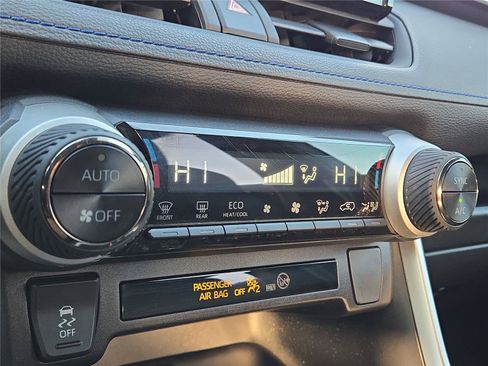 Used 2022 Toyota RAV4 SE image 7