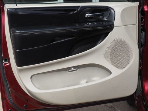 Used 2020 Dodge Grand Caravan SXT image 10