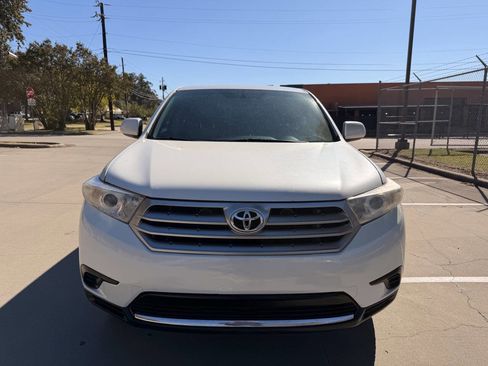 Used 2013 Toyota Highlander FWD image 2