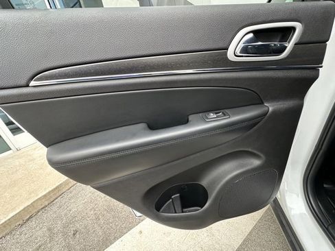 Used 2018 Jeep Grand Cherokee Limited image 26
