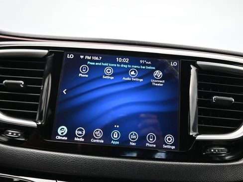 Used 2020 Chrysler Pacifica Touring-L image 17