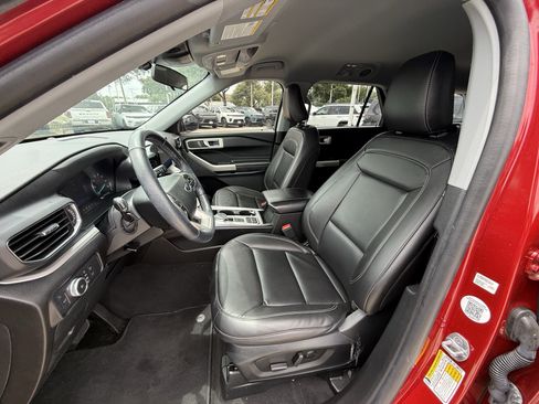 Used 2022 Ford Explorer XLT w/ Equipment Group 202A RWD image 27