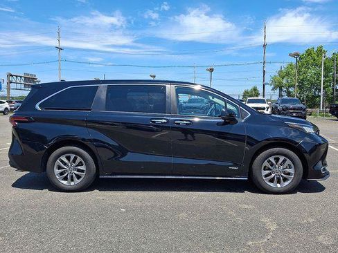 Certified 2021 Toyota Sienna XLE AWD/4WD image 7