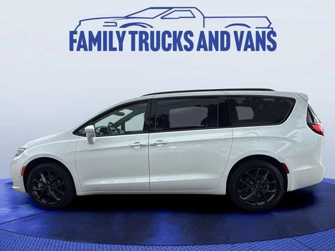 Used 2022 Chrysler Pacifica Touring-L w/ Uconnect Theater Family Group AWD/4WD image 2