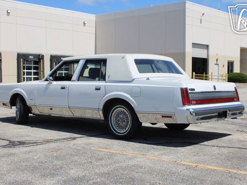 Used 1988 Lincoln Town Car Signature RWD image 8