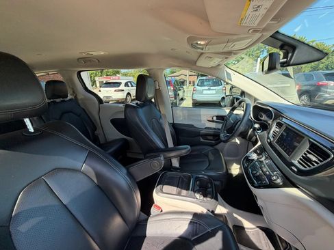 Used 2020 Chrysler Voyager Lxi FWD image 12