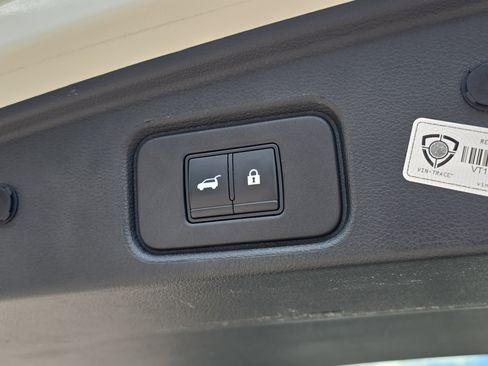 Used 2022 Nissan Pathfinder SL FWD image 11