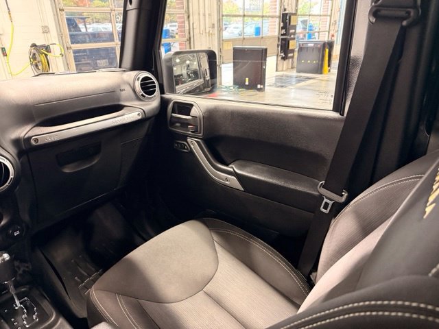 Used 2015 Jeep Wrangler Unlimited Sahara w/ Connectivity Group AWD/4WD image 17