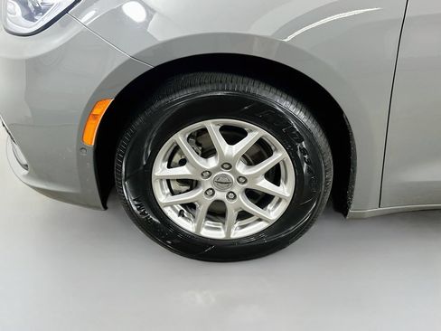 Used 2025 Chrysler Pacifica Select FWD image 8