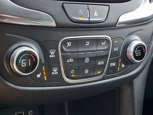 Used 2024 Chevrolet Equinox LT FWD image 16