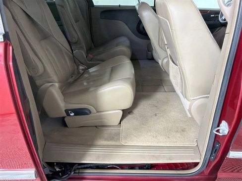 Used 2016 Chrysler Town & Country Touring-L image 16
