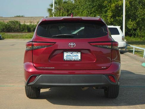 Used 2023 Toyota Highlander XLE FWD image 5