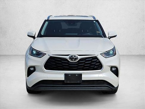Used 2021 Toyota Highlander XLE FWD image 2