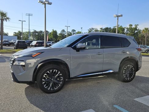 Used 2025 Nissan Rogue Platinum w/ Platinum Premium Package FWD image 2