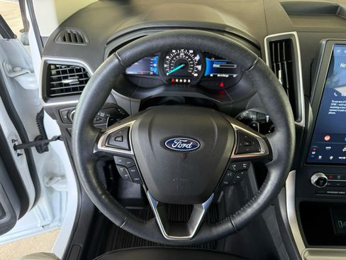 Certified 2024 Ford Edge SEL w/ Convenience Package AWD/4WD image 2