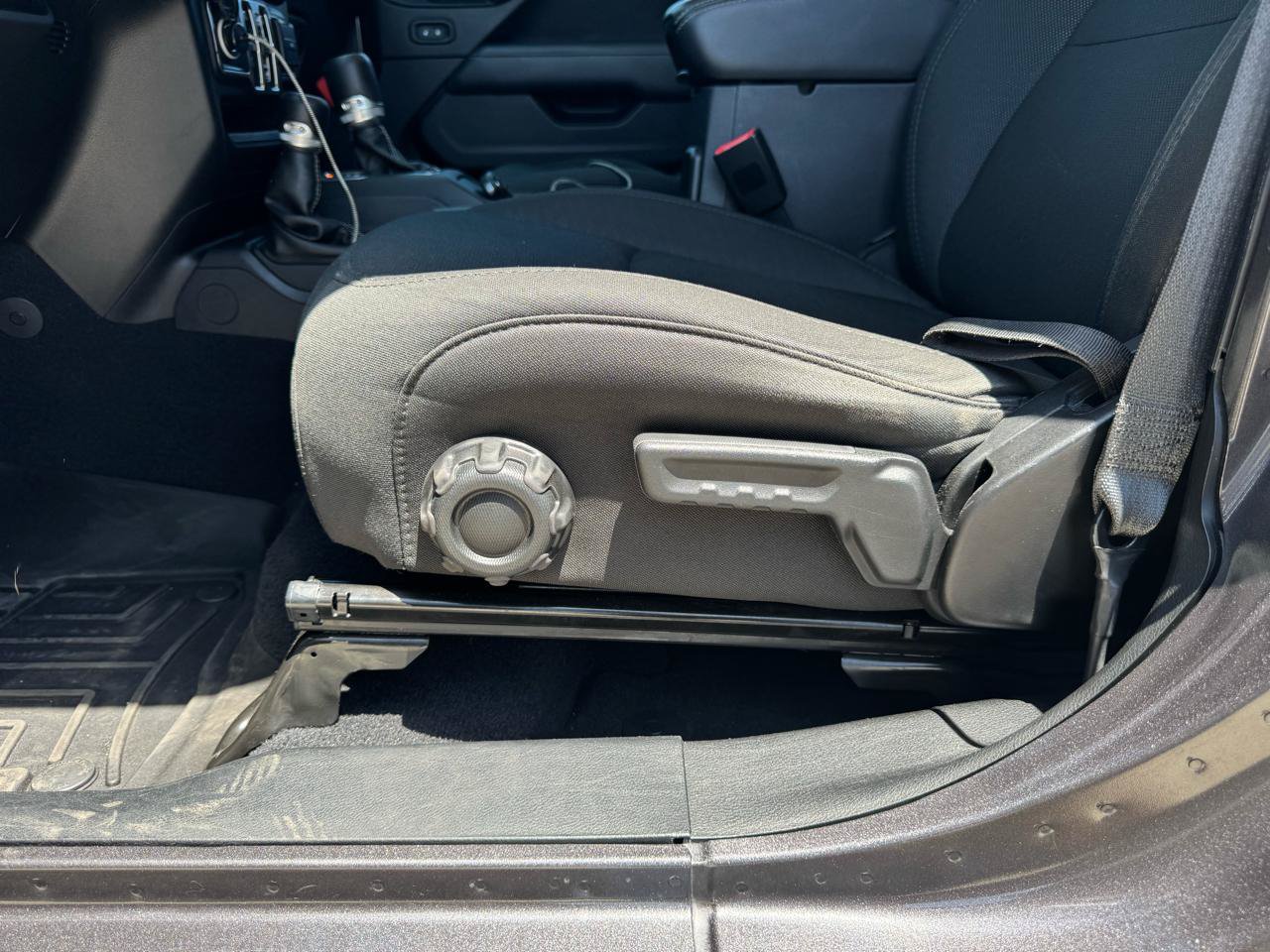 Used 2019 Jeep Wrangler Unlimited Sahara AWD/4WD image 13