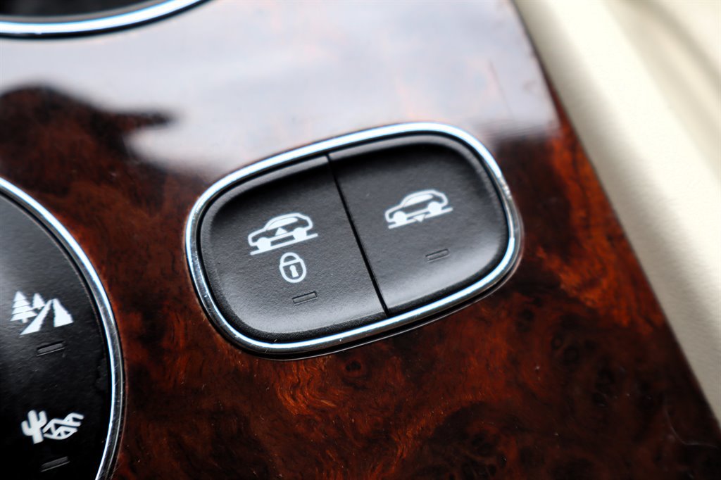 Used 2017 Bentley Bentayga AWD/4WD image 56