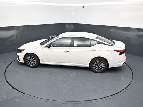 Used 2025 Nissan Altima 2.5 SV FWD image 33
