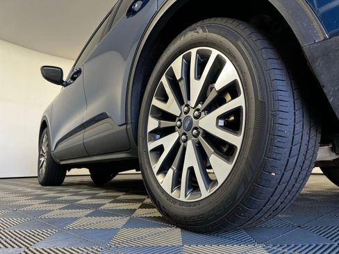 Used 2020 Ford Escape Titanium image 9