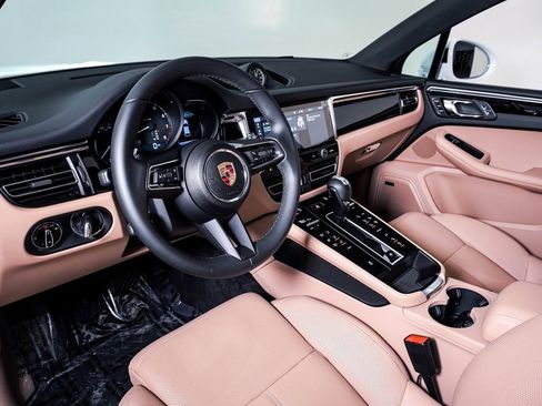 Certified 2025 Porsche Macan image 4