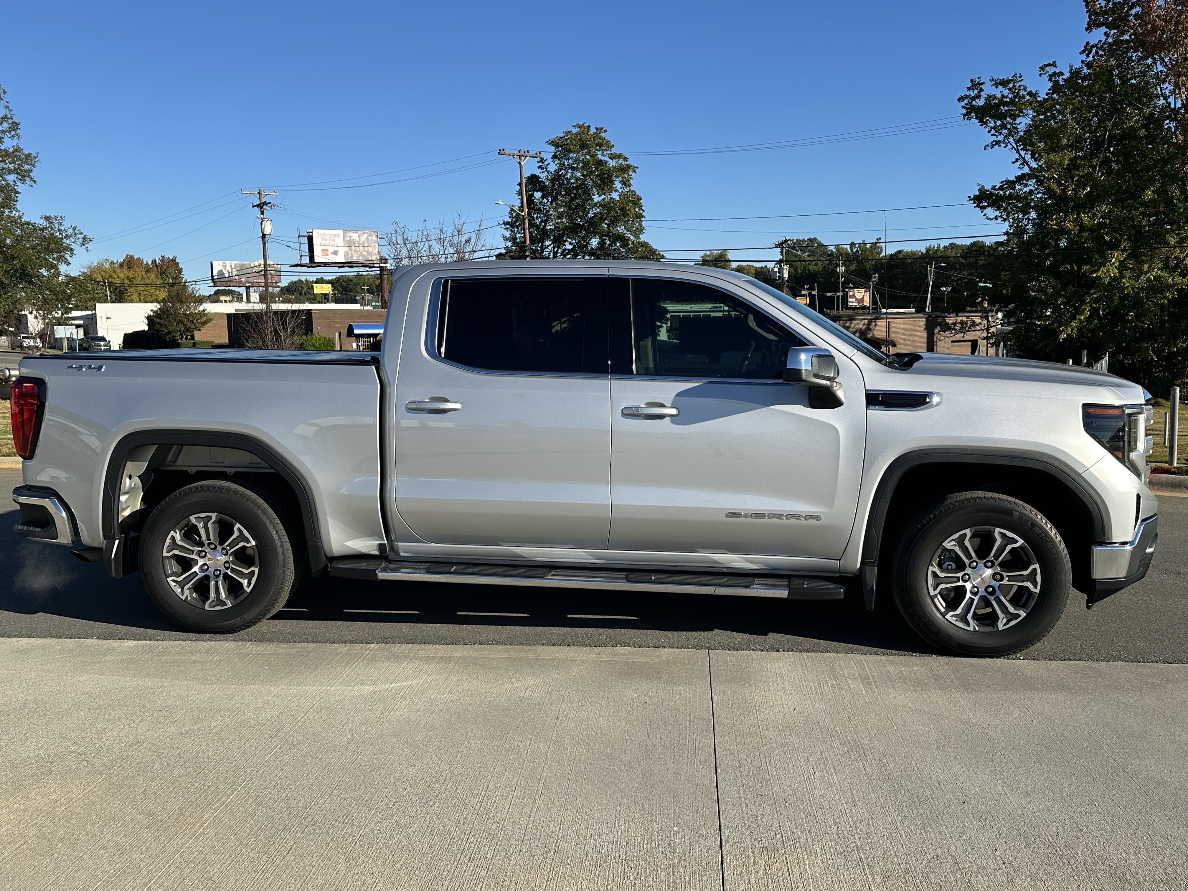 Used 2022 GMC Sierra 1500 SLE AWD/4WD image 4
