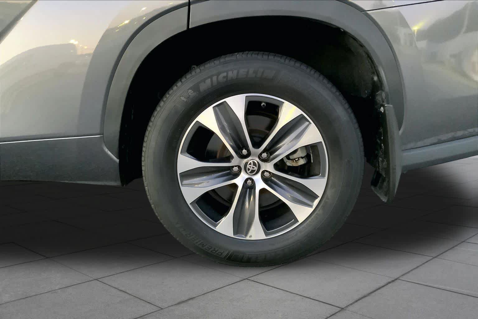 Used 2024 Toyota Highlander XLE FWD image 10
