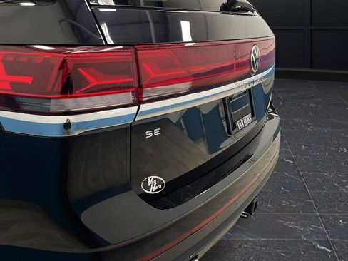 Used 2025 Volkswagen Atlas SE image 32