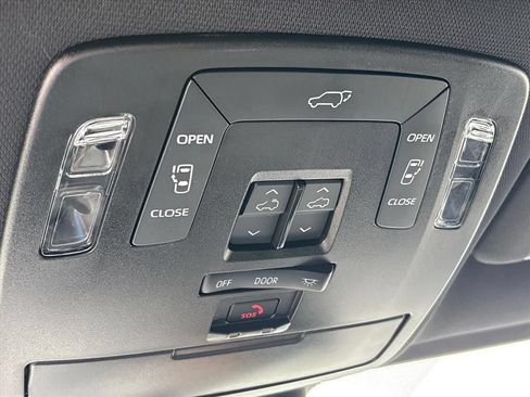 Used 2025 Toyota Sienna XSE AWD/4WD image 32