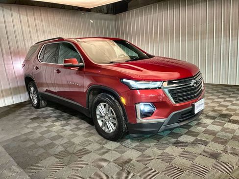 Used 2023 Chevrolet Traverse LT image 2