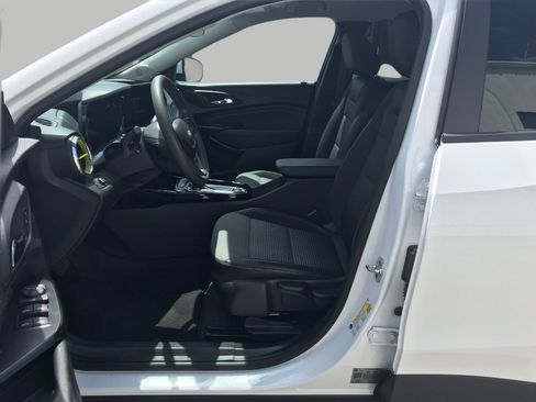 Used 2025 Chevrolet Trax LT FWD image 9
