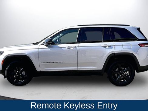 Used 2023 Jeep Grand Cherokee Altitude AWD/4WD image 5