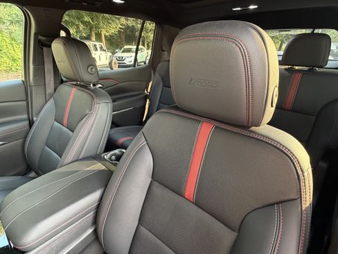 Used 2025 Chevrolet Traverse RS FWD image 18