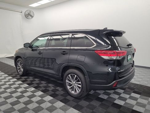 Used 2019 Toyota Highlander XLE AWD/4WD image 3