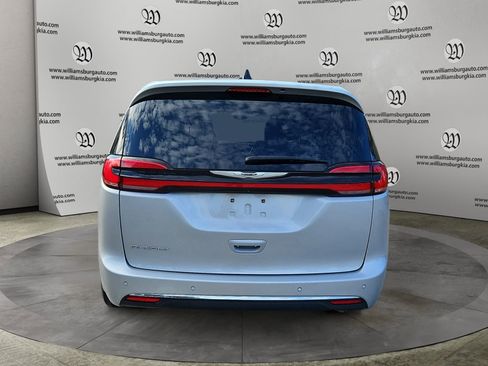 Used 2024 Chrysler Pacifica Touring-L FWD image 4