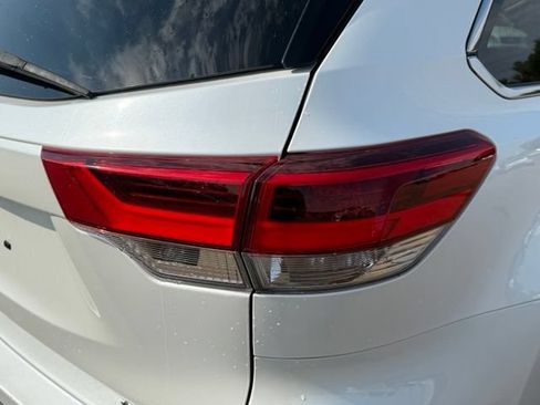 Used 2018 Toyota Highlander XLE AWD/4WD image 13