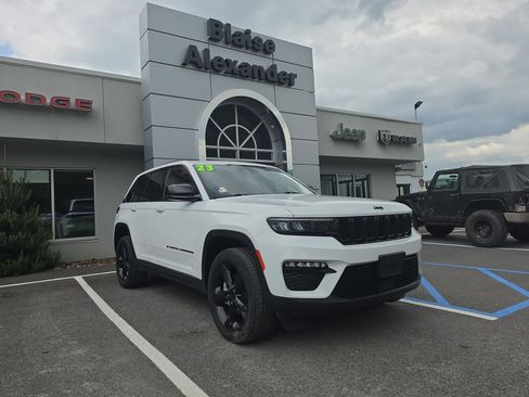 Used 2023 Jeep Grand Cherokee Limited w/ Black Appearance Package AWD/4WD image 1